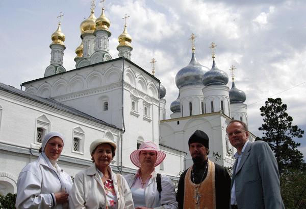 У стен Макарьева монастыря. Людмила Викторовна Панова (Комитет по культуре Нижегородской области), Л.С.Флам-Оболенская, Наталья Анатольевна Кузнецова (директор Нижегородской областной библиотеки), о. Андрей (священник монастыря), В.А.Москвин У стен Макарьева монастыря.Людмила Викторовна Панова(Комитет по культуре Нижегородской области),Л.С.Флам-Оболенская,Наталья Анатольевна Кузнецова(директор Нижегородской областной библиотеки),о. Андрей (священник монастыря), В.А.Москвин