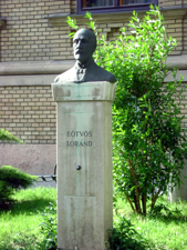 памятник Этвешу Лоранду перед университетом
