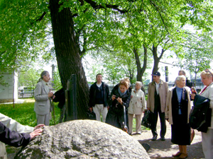 Е.А.Новикова (вторая справа) у памятного знака в Петровском парке