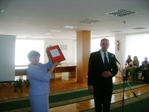 Проректор по международным связям Университета С.В.Федонюк вручает благодарственный диплом Дому русского зарубежья