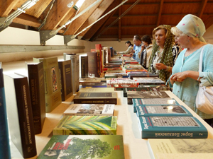 На книжной выставке На книжной выставке
