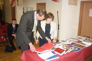 Посол России в Люксембурге Александр Васильевич Шульгин и Н.Ф.Гриценко на выставке книг ДРЗ.
