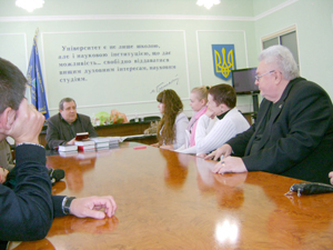 встреча преподавателей и студентов с   поэтом Сергеем Гловюком