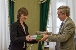 Вручение книг сотруднице Белгородского государственного литературного музея Н.В.Кирсановой