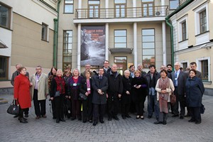 Участники конференции по окончании ее работы перед Домом русского зарубежья