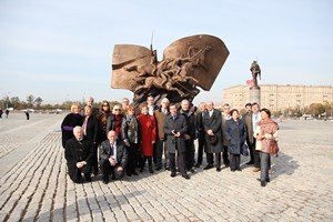 Участники конференции у памятника героям Первой мировой войны на Поклонной горе.