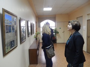 М.В.Горожанова (справа), К.Хонеггер Золотухин, А.Акчурина у экспозиции
