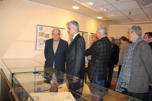 А.С.Кручинин показывает И.Н.Андрушкевичу экспозицию