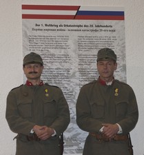 Воины в австрийской форме времен Первой мировой войны на фоне выставки Воины в австрийской форме времен Первой мировой войны на фоне выставки