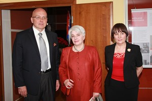 Владан Вукосавлевич, министр Правительства Белграда, руководитель Департамента культуры г.Белграда; Президент Русского Общественного Фонда Александра Солженицына Наталия Солженицына; куратор выставки, сотрудник ДРЗ Татьяна Иринархова Владан Вукосавлевич, министр Правительства Белграда, руководитель Департамента культуры г.Белграда; Президент Русского Общественного Фонда Александра Солженицына Наталия Солженицына; куратор выставки, сотрудник ДРЗ Татьяна Иринархова