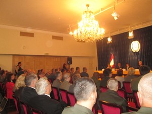 Конференц-зал Дома армии был полон гостями Конференц-зал Дома армии был полон гостями