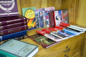 Часть книг и DVD-дисков, переданных Домом русского зарубежья в библиотеку при Посольстве РФ в Республике Мозамбик Часть книг и DVD-дисков, переданных Домом русского зарубежья в библиотеку при Посольстве РФ в Республике Мозамбик