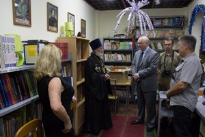 В библиотеке Посольства РФ в Республике Мозамбик. Священник похода иерей отец Олег (Артемов), Чрезвычайный и Полномочный Посол РФ в Республике Мозамбик А.В.Кемарский, Н.А.Кузнецов, А.В.Юдин В библиотеке Посольства РФ в Республике Мозамбик. Священник похода иерей отец Олег (Артемов), Чрезвычайный и Полномочный Посол РФ в Республике Мозамбик А.В.Кемарский, Н.А.Кузнецов, А.В.Юдин