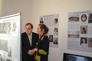 Н.А.Егорова проводит экскурсию по выставке для О.Г.Ласунского Н.А.Егорова проводит экскурсию по выставке для О.Г.Ласунского
