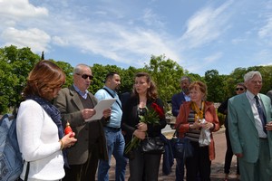 Участники Эстафеты памяти читают список имен русских сопротивленцев (кладбище Сент-Женевьев-де-Буа)