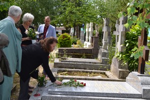 Возложение цветов к могиле И.А.Кривошеина на кладбище Сент-Женевьев-де-Буа