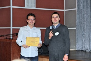Алексей Собисевич (ИИЕТ) вручает Сертификат участника Школы