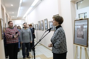 Выступление директора Библиотеки им. Горького Н.Н. Гришиной на открытии выставки. В центре - П.А. Трибунский Выступление директора Библиотеки им. Горького Н.Н. Гришиной на открытии выставки. В центре - П.А. Трибунский