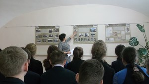 На открытии выставки «Великая война 1914–1918 гг. в памяти зарубежной России». Экскурсию ведет директор школы искусств М.В. Захарьящева На открытии выставки «Великая война 1914–1918 гг. в памяти зарубежной России». Экскурсию ведет директор школы искусств М.В. Захарьящева