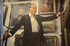 Панно с портретом Фальц-Фейна на выставке