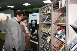 На выставке книг – сотрудники РЦНК в Астане