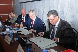 Подписание соглашения о сотрудничестве с Историческим архивом Белграда. Драган Гачич (справа)
