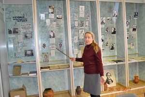 И.В.Самотой проводит экскурсию по Народному литературному музею