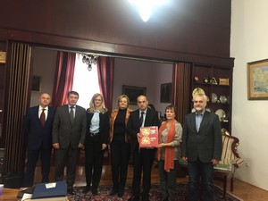 Слева-направо: советник-посланник Посольства РФ в Сараево П.В.Фролов, Сафет Кешо, зав.отделением славянских языков и культур Адията Ибрашимович, проректор по международному сотрудничеству Александра Николич, ректор Рифат Шкриджели, Т. Иринархова, А.Варламов Слева-направо: советник-посланник Посольства РФ в Сараево П.В.Фролов, Сафет Кешо, зав.отделением славянских языков и культур Адията Ибрашимович, проректор по международному сотрудничеству Александра Николич, ректор Рифат Шкриджели, Т. Иринархова, А.Варламов