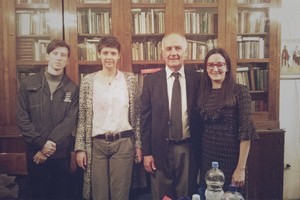 Слева направо: Н.Герасимов, Елена Генич (преподаватель кафедры славистики Белградского университета), Вучина Раичевич (председатель Общества славистов Сербии). Слева направо: Н.Герасимов, Елена Генич (преподаватель кафедры славистики Белградского университета), Вучина Раичевич (председатель Общества славистов Сербии).