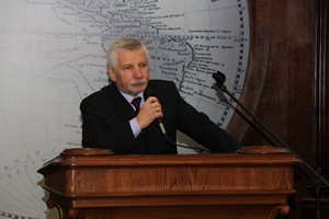 На открытии выставки выступает директор Российского государственного архива Военно-морского флота, доктор исторических наук В.Г.Смирнов На открытии выставки выступает директор Российского государственного архива Военно-морского флота, доктор исторических наук В.Г.Смирнов