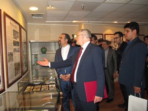 В.А.Москвин и Мехди Санаи во время осмотра выставки