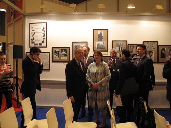 Министр культуры Франции Фредерик Миттеран осматривает российский стенд и фотовыставки Дома Русского Зарубежья
