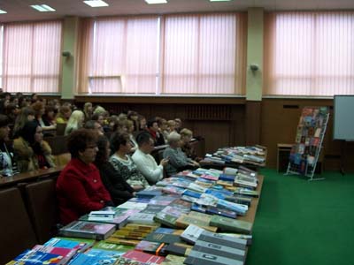 передача книг на русском языке, подаренных университету Домом русского зарубежья