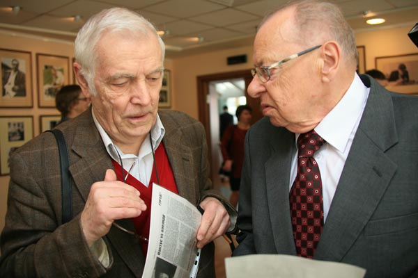 В.В.Ахломов и В.Л.Янин